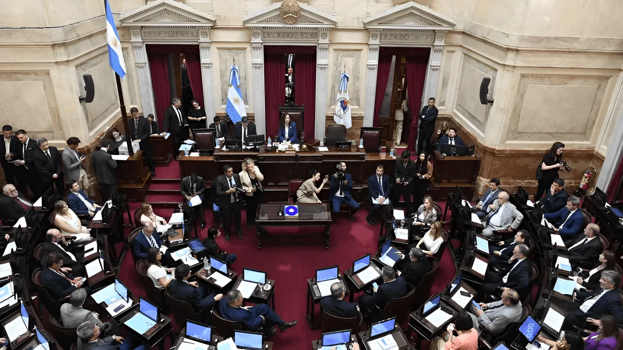 El ajuste llega al Senado: La Libertad Avanza recorta los sueldos de empleados legislativos y elimina cientos de curros
