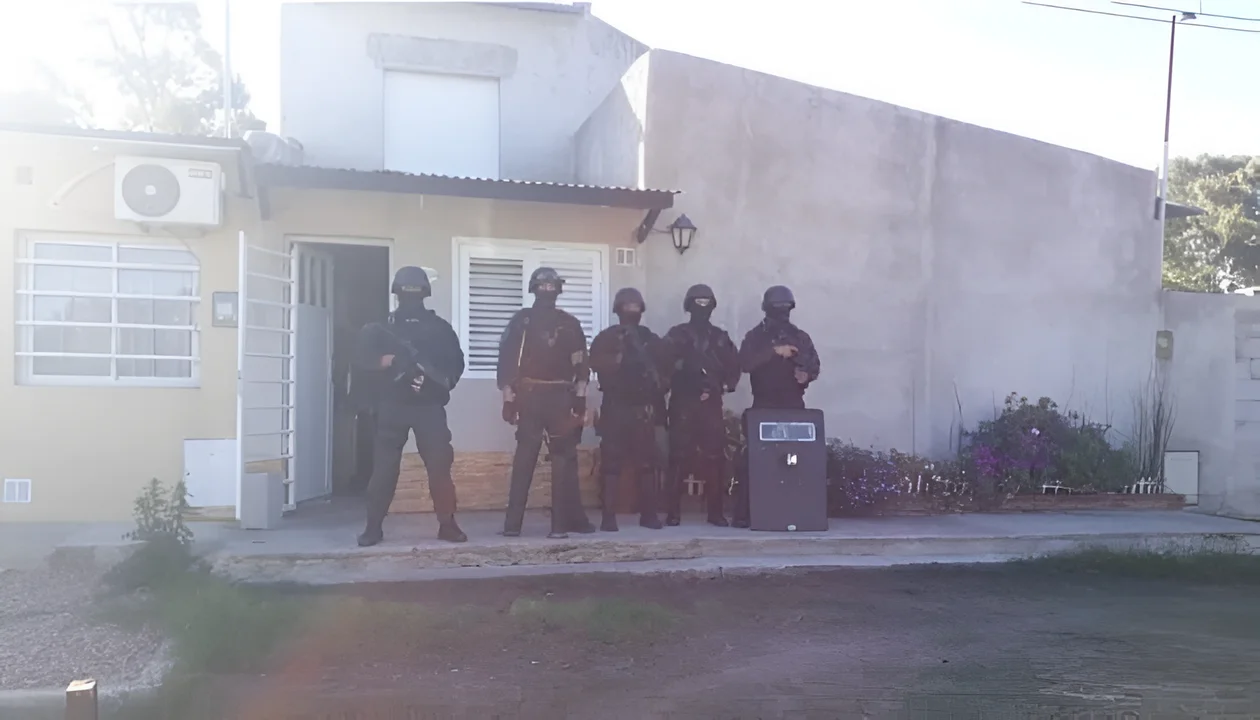 Allanamientos en Hinojo: Hallazgo de sustancias ilegales y dos imputados por delitos relacionados con estupefacientes