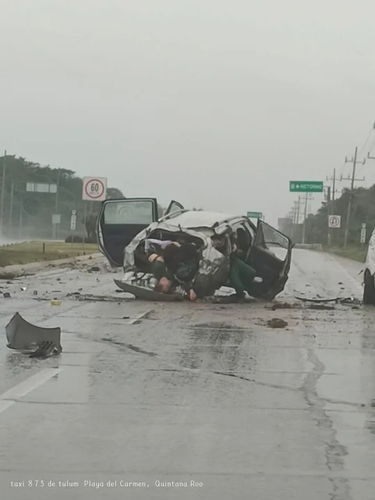 Tragedia en la carretera: Seis personas fallecen en colisión entre camioneta y Van en la vía Playa del Carmen-Tulum
