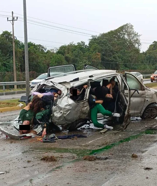 Tragedia en la carretera: Seis personas fallecen en colisión entre camioneta y Van en la vía Playa del Carmen-Tulum