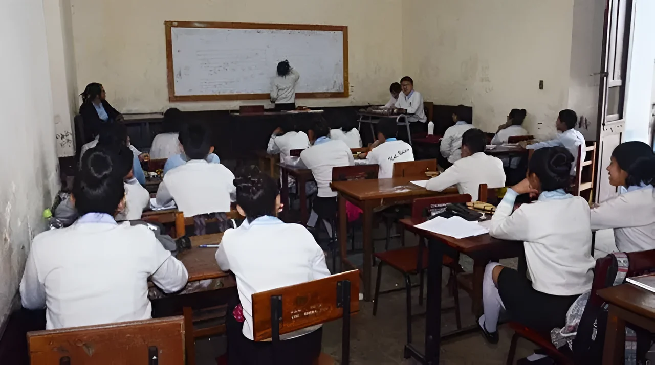 ¿Declarar la educación como servicio esencial en Argentina? La controversia detrás del DNU 70/2023