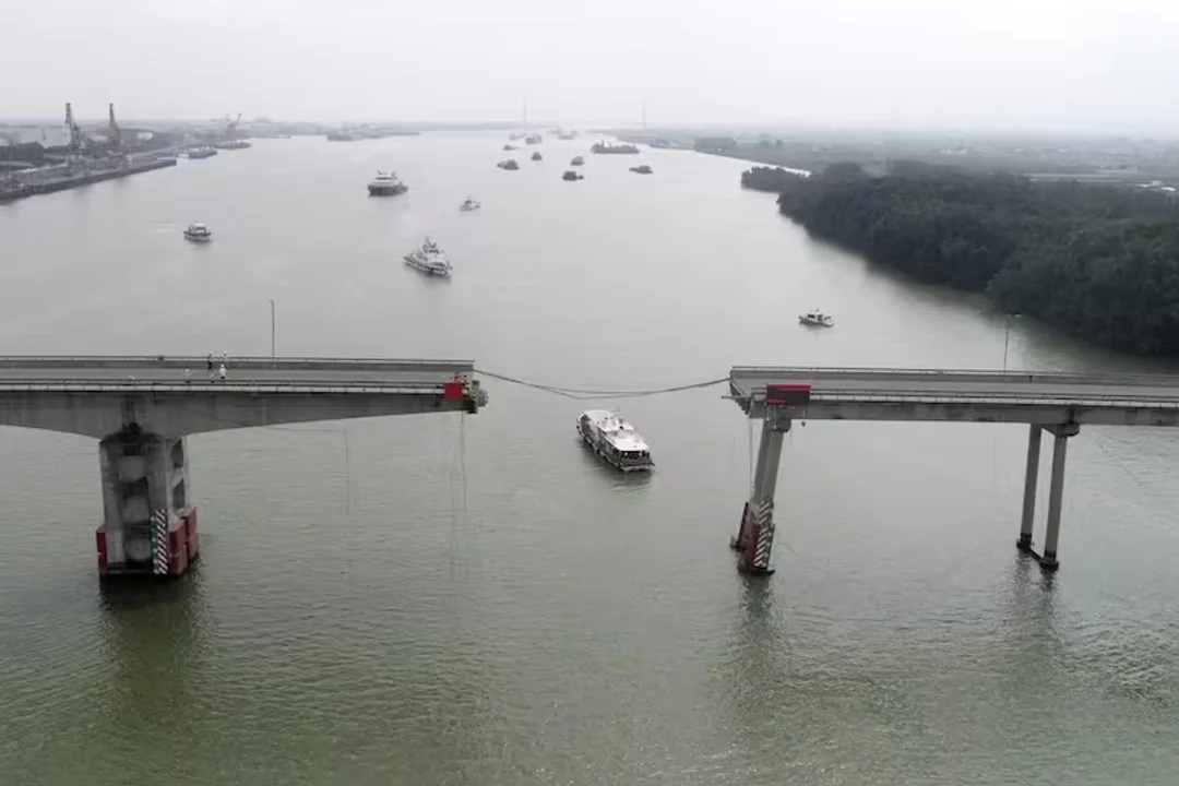 Barcos navegan cerca del puente roto Lixinsha en el distrito Nansha de Guangzhou, provincia de Guangdong, en el sur de China
