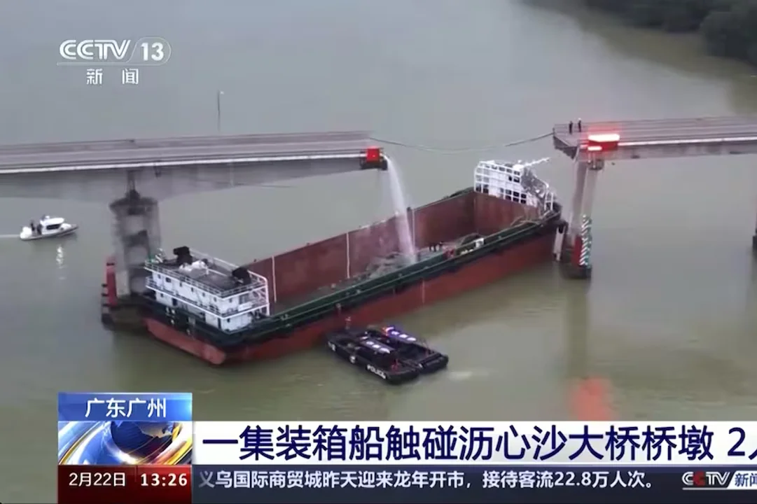 Choque de buque contra puente en China deja cinco muertos y colapso parcial de la estructura
