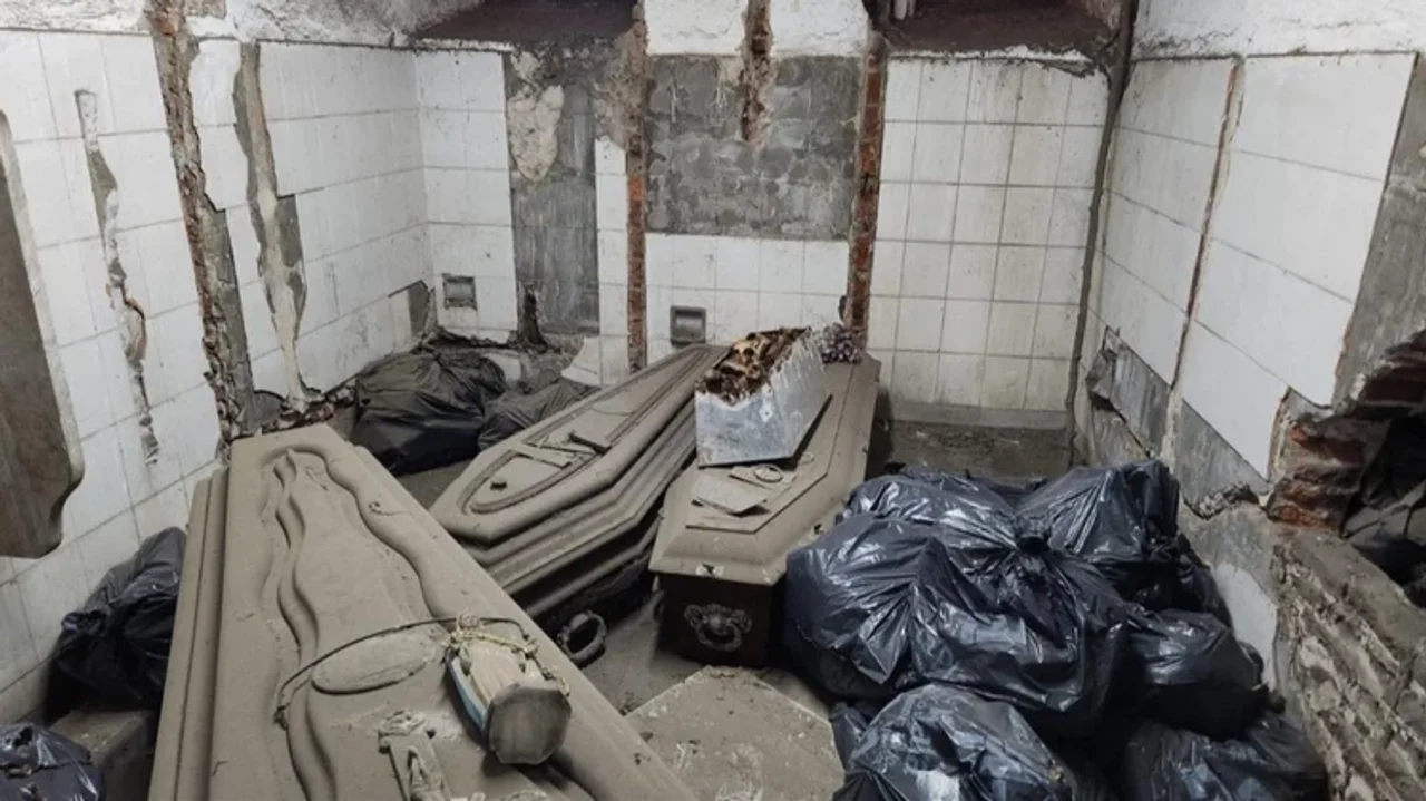 Hallazgo macabro en cementerio de La Plata: más de 500 ataúdes y 200 bolsas con restos mortales abandonados
