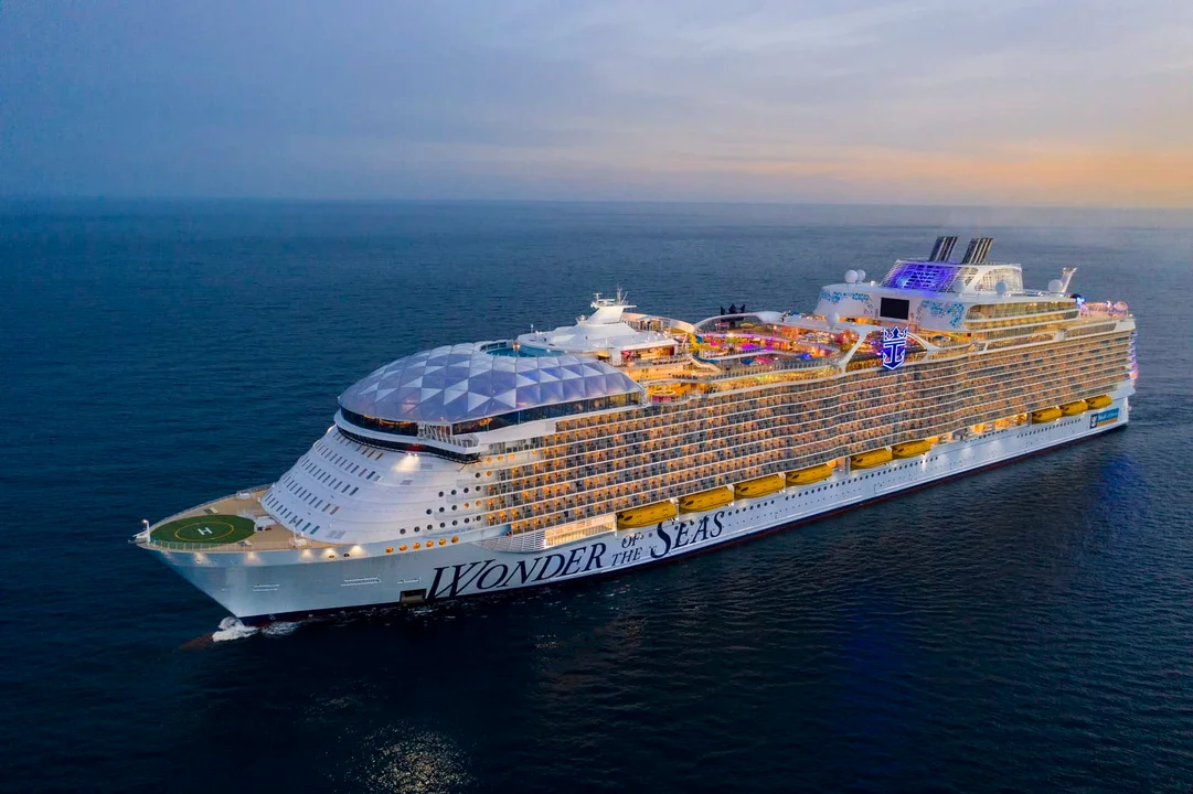 Trabajador de Royal Caribbean acusado de instalar cámaras ocultas para grabar a mujeres desnudas