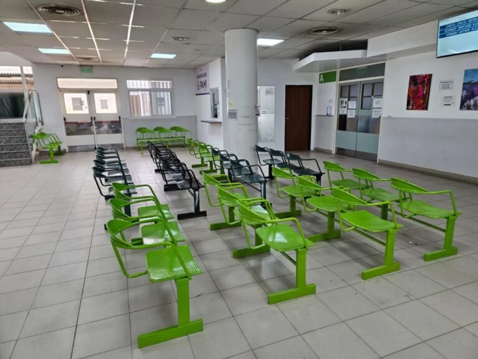 Reclusos en Bahía Blanca Restauran Mobiliario para Sala de Espera del Hospital Municipal