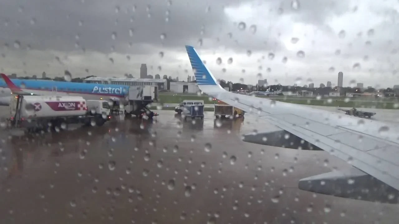 Demoras, cancelaciones y desvíos en Aeroparque como consecuencia de la tormenta eléctrica
