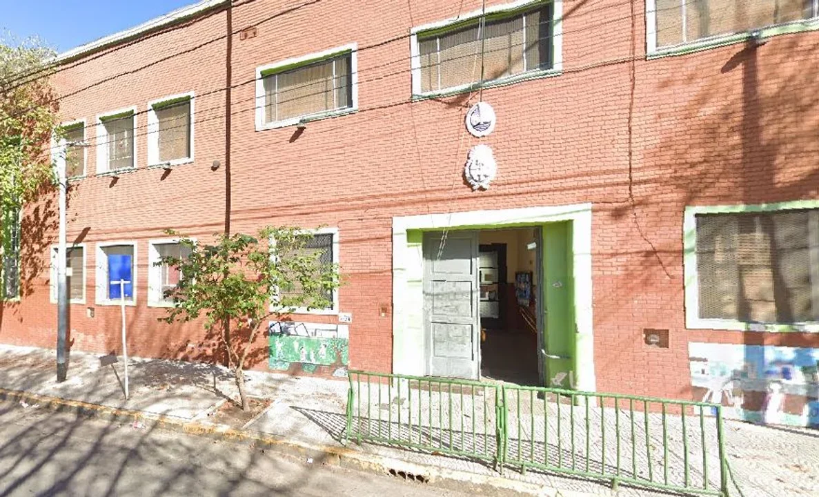 Un alumno llevó un arma cargada con siete balas a una escuela de Flores