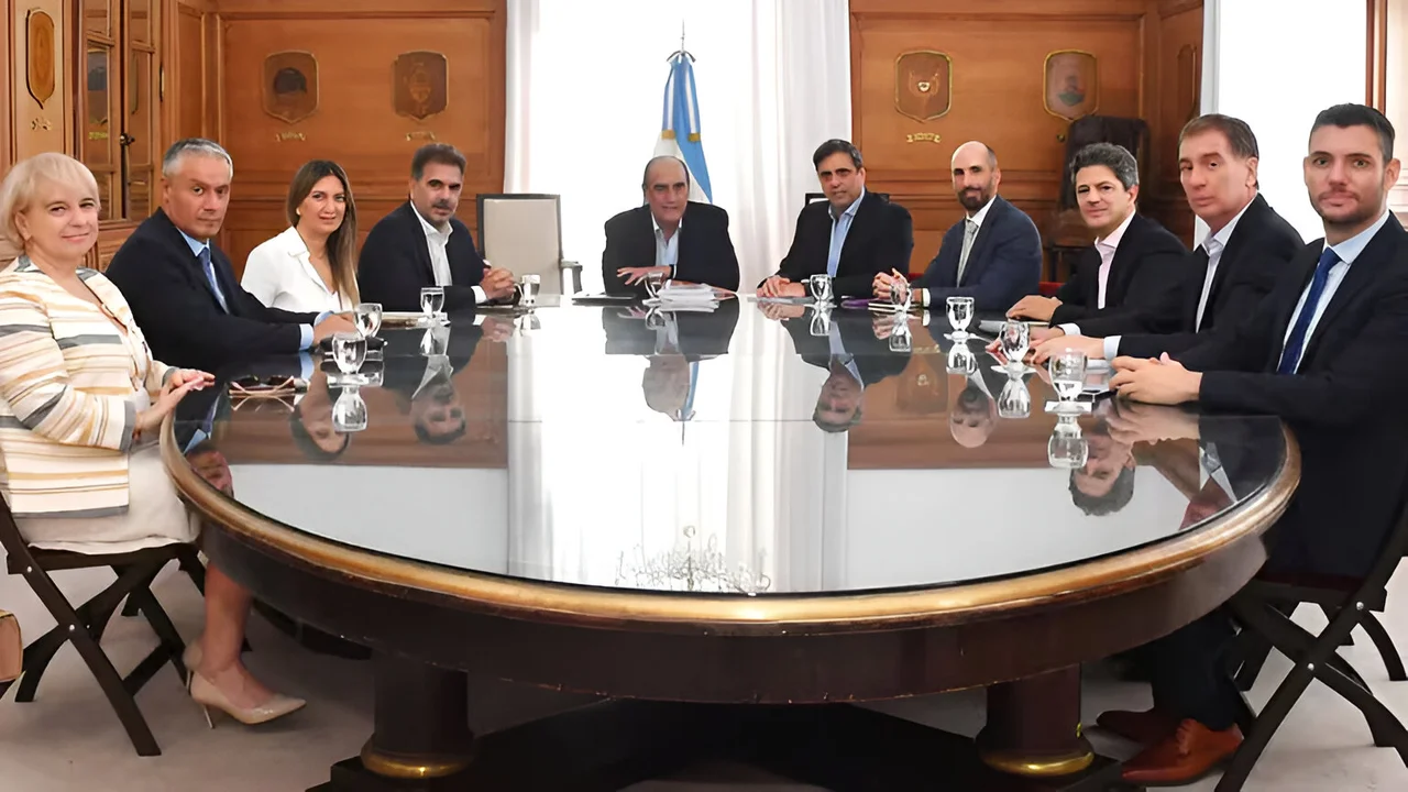Oposición dialoguista aguarda nuevo borrador de Ley Bases: claves de las negociaciones políticas