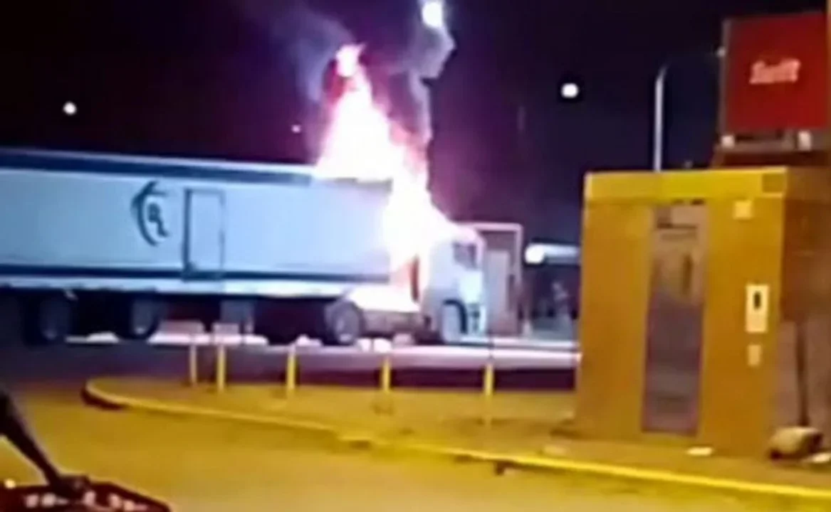 La violencia en Rosario no se detiene: prendieron fuego un camión frigorífico