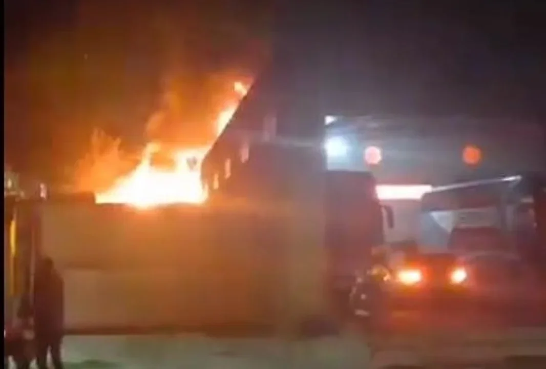 Se quemaron cinco micros por un incendio en Ituzaingó