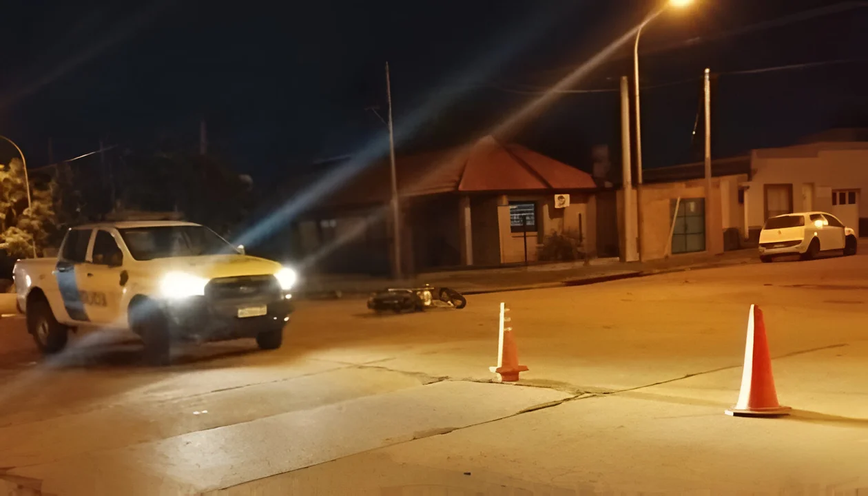 Motociclista de 23 años gravemente herido en choque con auto en Sarmiento y Maipú