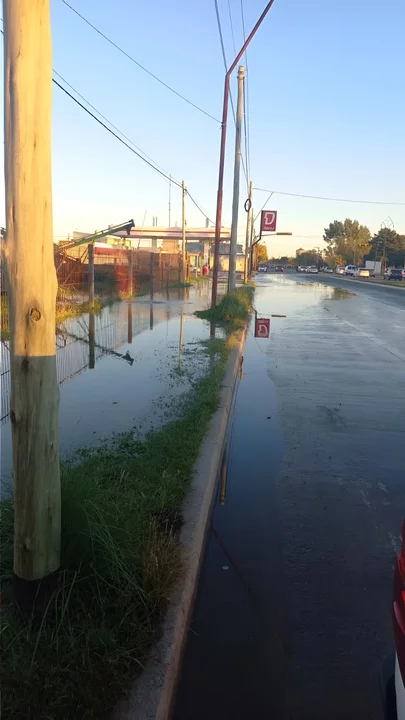 Sin agua desde Calle La Rioja hasta Corrientes: Coopelectric trabaja en reparación de cañería de PVC en Avenida Del Valle 