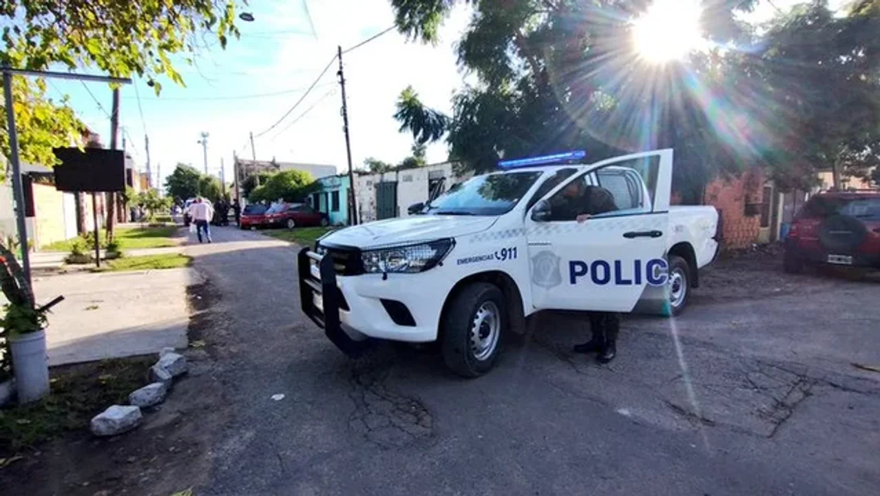 Rosario violenta: balearon a un adolescente que esperaba a su papá para ir al colegio