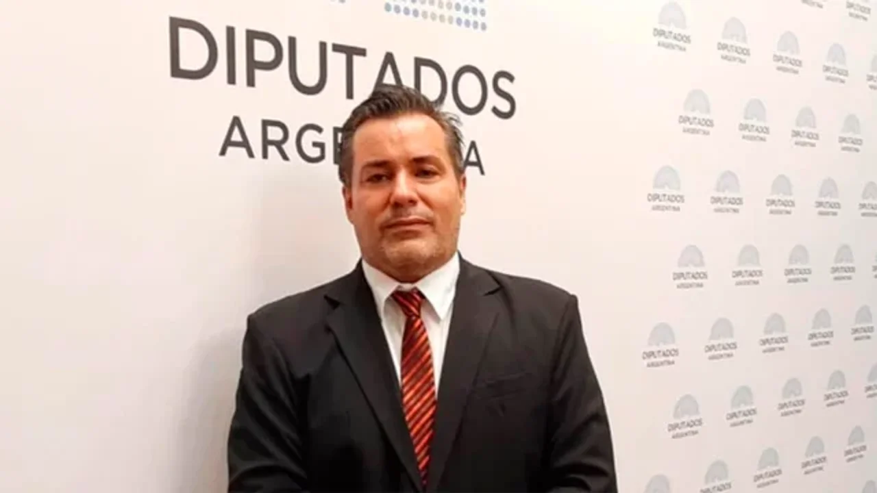 Condenaron a un mes de prisión al ex diputado que fue sorprendido besando partes íntimas de su pareja en plena sesión