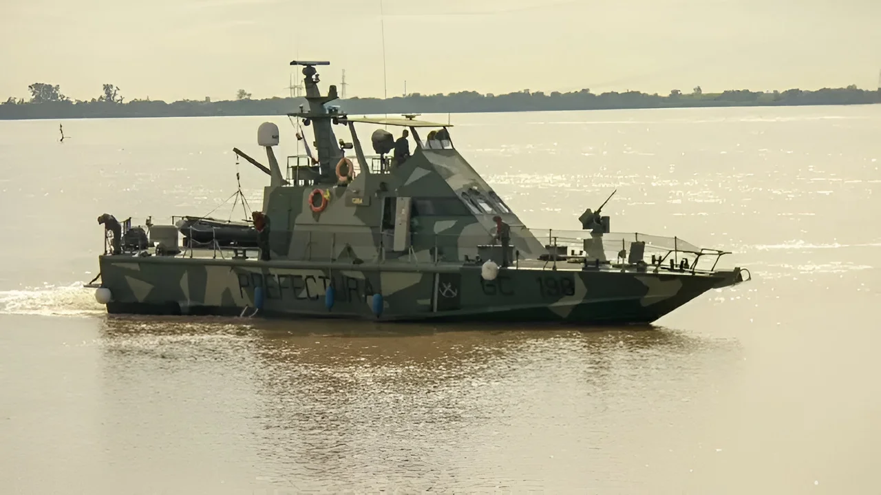 Sorpresa en el Río Paraná: buque militar armado emerge frente al Puerto de Paraná
