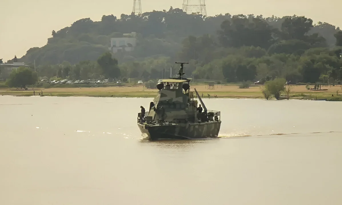 Sorpresa en el Río Paraná: buque militar armado emerge frente al Puerto de Paraná