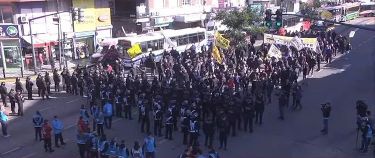 Colectiveros realizan una protesta en Saavedra