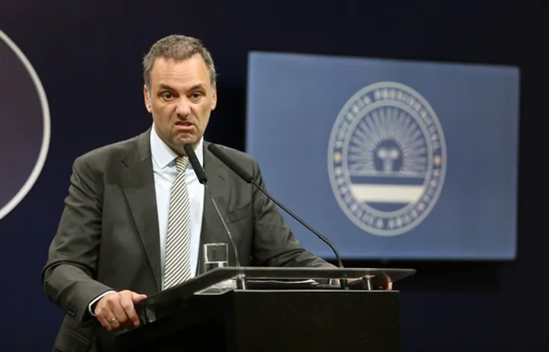 Adorni volvió a enojarse por una pregunta sobre los perros de Milei: “De la vida privada del Presidente no vamos a hablar”