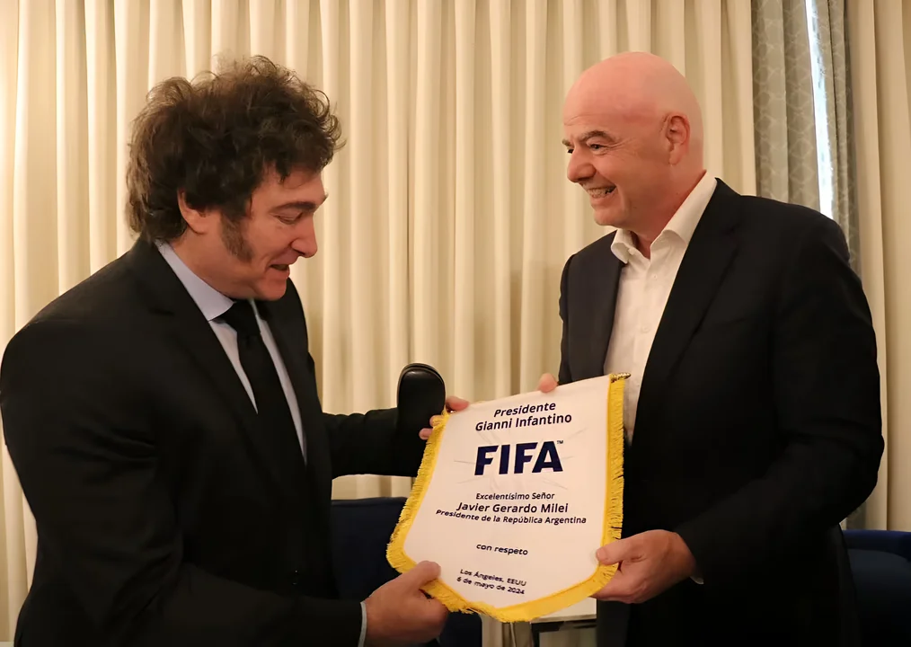 Javier Milei se reúne con presidente de la FIFA en EE. UU. para discutir modelos de negocio en el fútbol argentino
