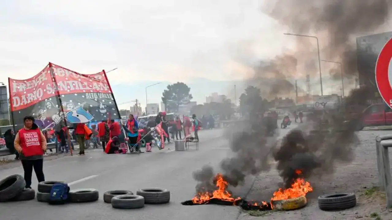 Protestas en Neuquén y Viedma contra ajustes en comedores y programas sociales