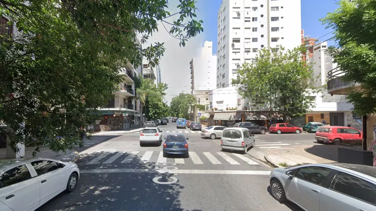 Camioneta cruza semáforo en rojo en La Plata: heridos en choque