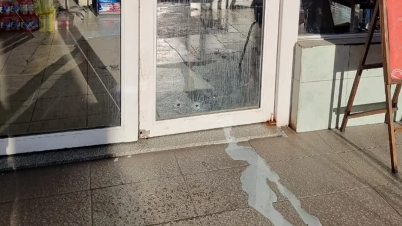 Rosario: balearon una estación de servicio y dejaron una nota intimidatoria