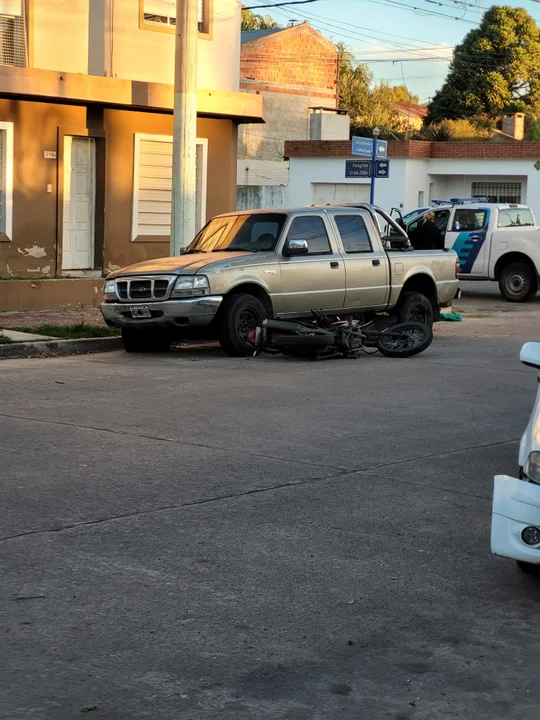 Dos personas heridas en colisión entre camioneta y moto