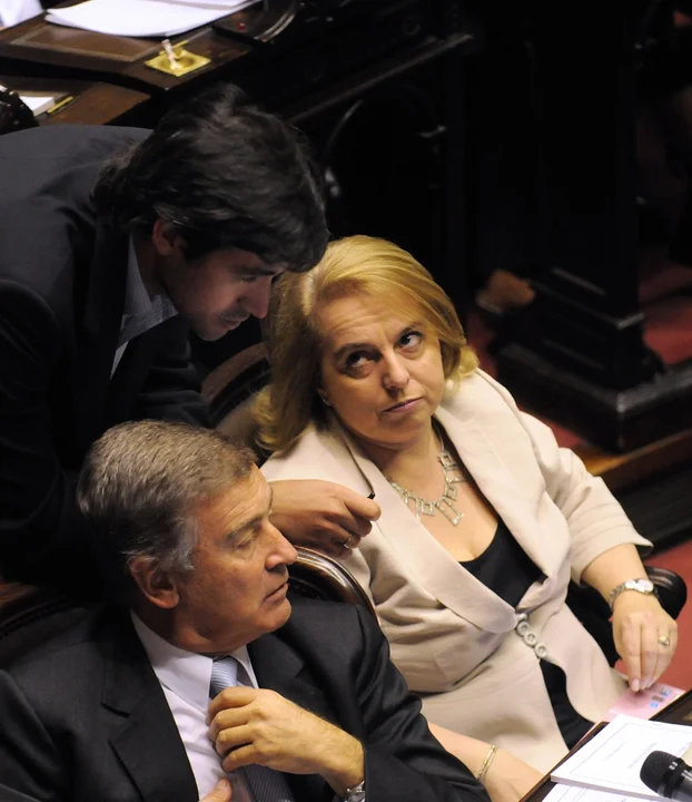 Diputados del PRO presentaron proyecto exigir seguro médico a extranjeros que ingresen al país