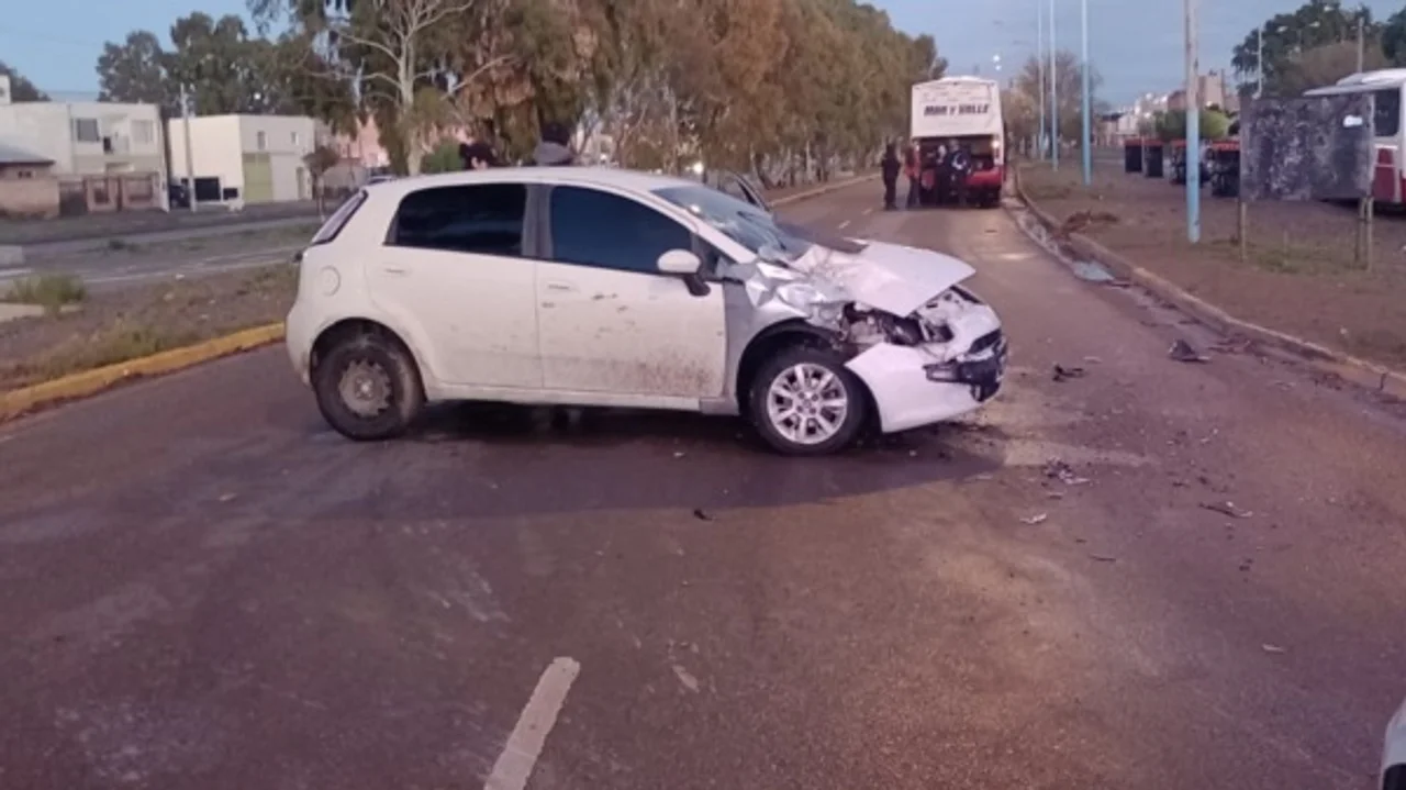 Manejaba ebrio con 2,56 g/L y chocó contra un colectivo