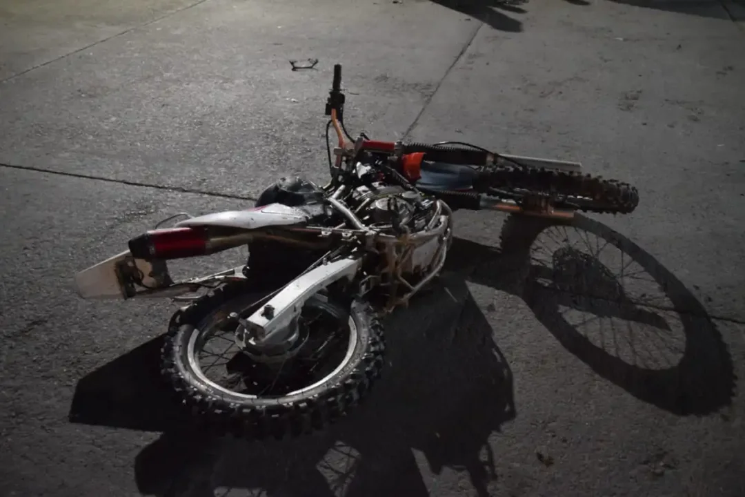 Choque entre motocicleta y dos autos en Urquiza y Avellaneda: un herido con fractura