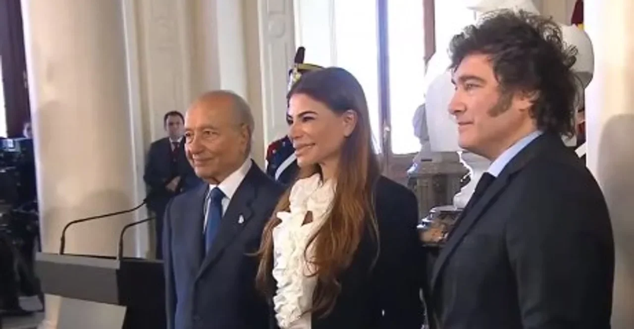 Milei encabezaba la inauguración del busto de Menem en Casa Rosada