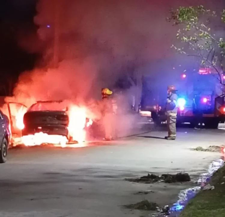 Incendio en Ezpeleta: Bomberos evitan daños a otros automóviles