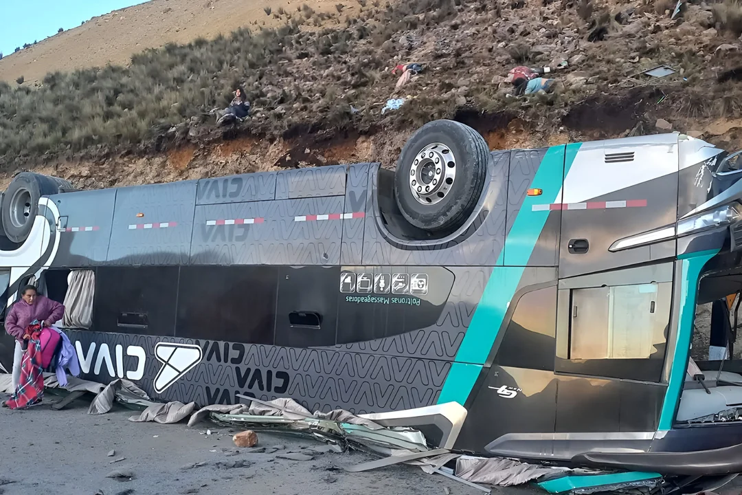 Tragedia en Perú: 13 muertos al caer un autobús por un abismo en Ayacucho