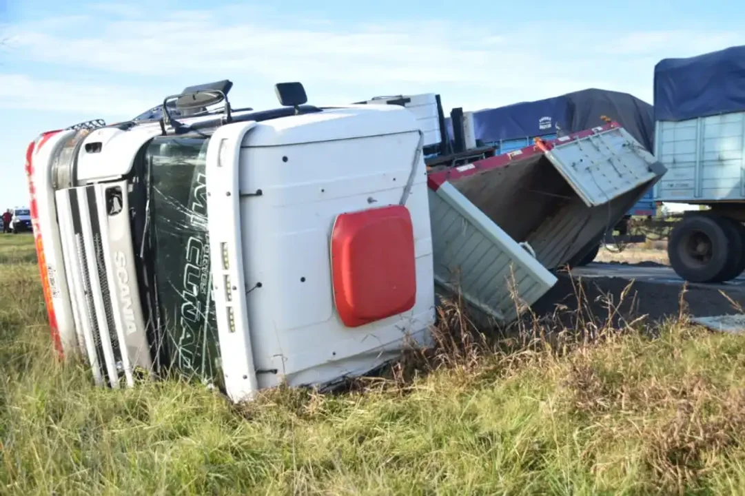 Camión Scania vuelca en la Ruta Nacional 226: conductor ileso