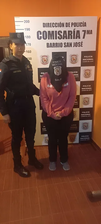 Incidente en supermercado: mujer sorprendida sustrayendo carne y maquillaje