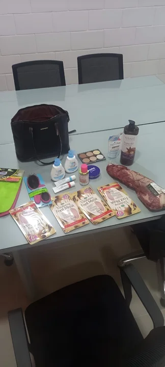 Incidente en supermercado: mujer sorprendida sustrayendo carne y maquillaje