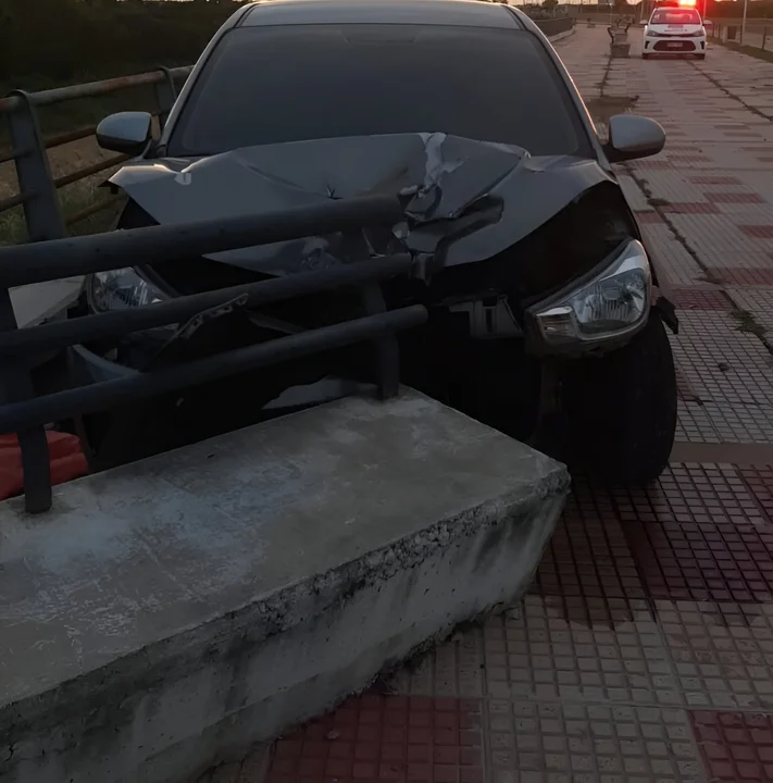Misterio en la Costanera: encuentran auto vacío tras choque con banco de cemento