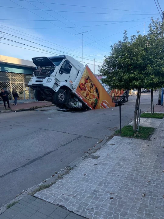 Camión cargado de pollos queda varado en bache de Río Cuarto