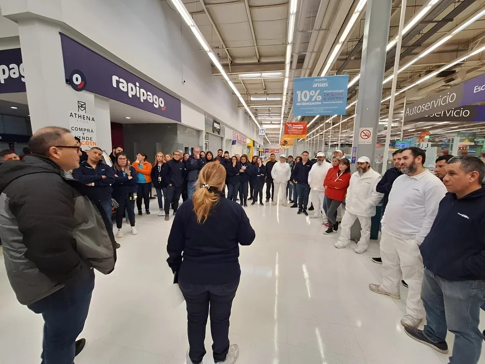 Despidos masivos sacuden a Changomás, Acindar, PepsiCo, General Motors y Fate en medio de la recesión