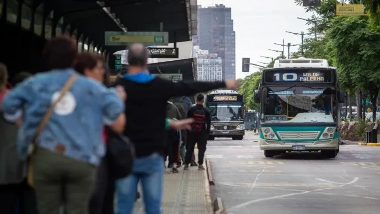 Paro de colectivos en AMBA: hoy se define la medida que podría impactar en millones de usuarios, ¿qué líneas afectaría?