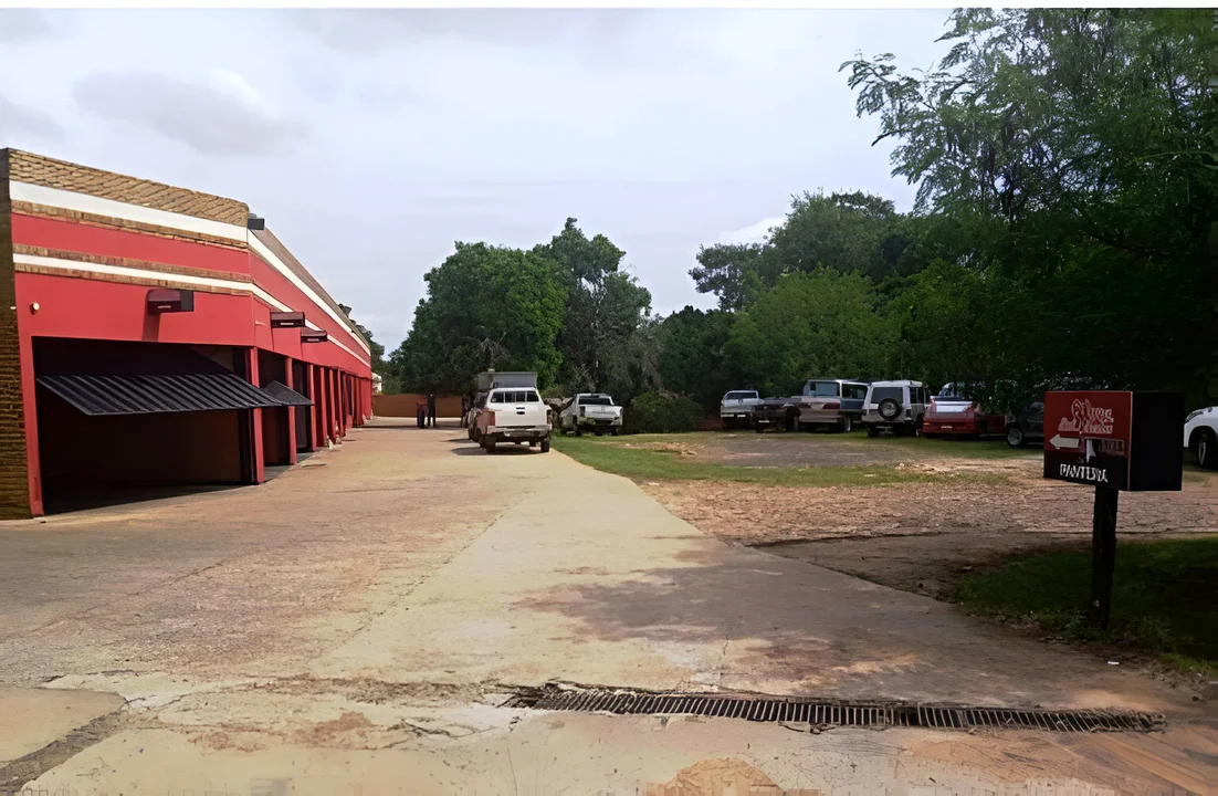 Disparos en Motel Huellas de Amor: Guardia Frustra Asalto en Luque