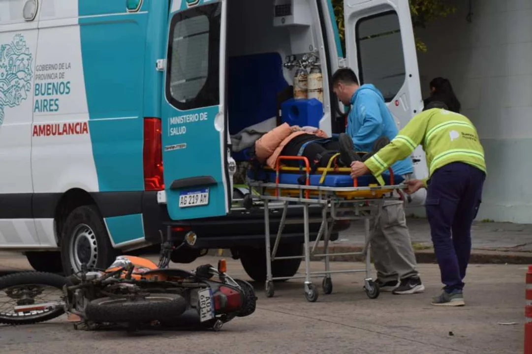 Colisión entre moto y auto deja a mujer gravemente herida