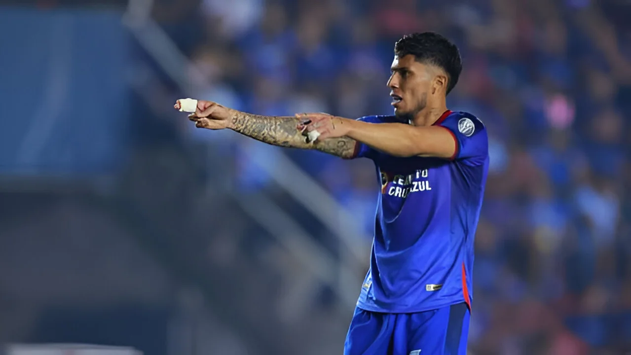 El 'Titán' vuelve a rugir: Carlos Salcedo, indispensable en Cruz Azul