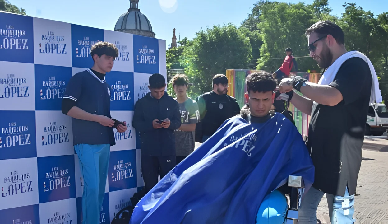 Récord guinnes: Barbero paraguayo realiza 102 cortes de cabello gratis en un día