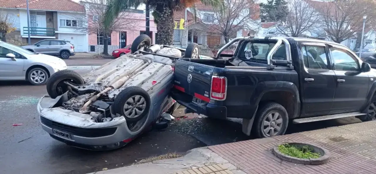 Impactante triple colisión con vuelco en avenida Del Valle: no hubo heridos