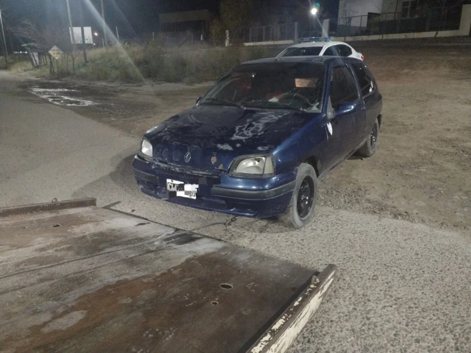 Conducía ebrio y su acompañante tenía un cuchillo: incidente en Trelew
