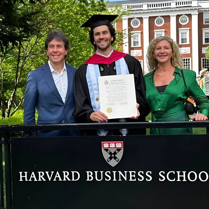 Ariel Rodríguez Palacios comparte la graduación de su hijo en Harvard con emotivas palabras