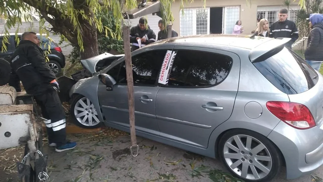 Colisión de automóvil contra árbol en Quilmes Oeste deja cinco heridos