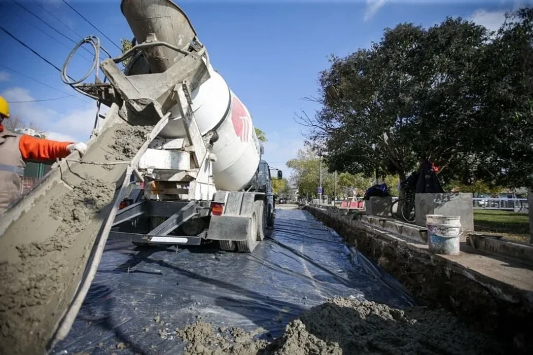 Quilmes: 85 nuevas cuadras de asfalto supervisadas por Mayra Mendoza